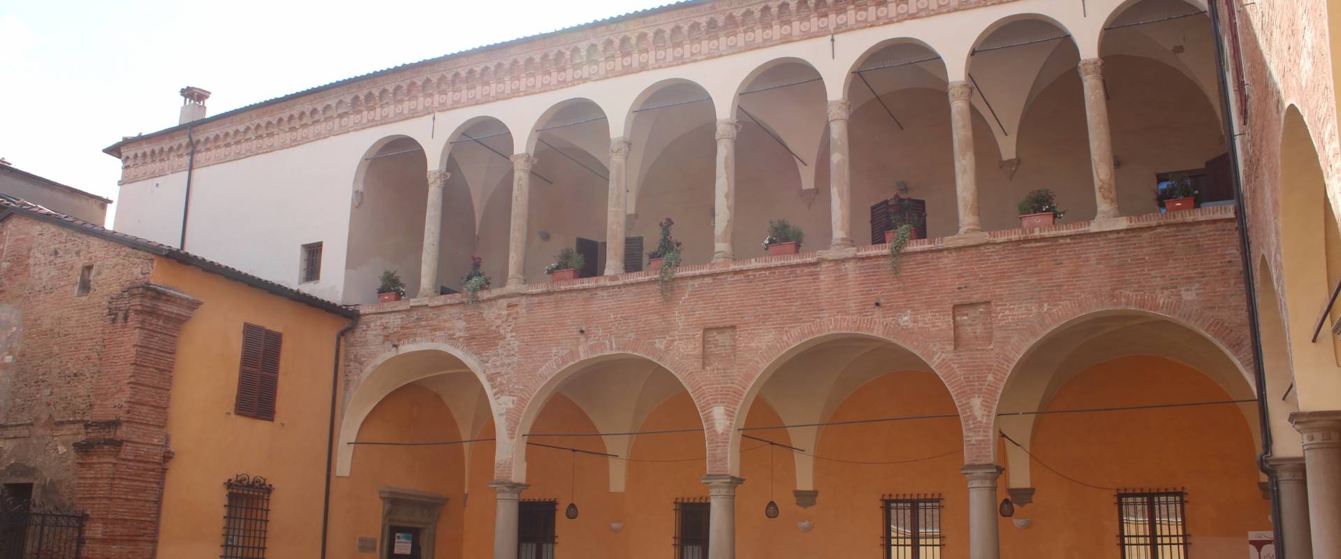 Palazzo Monsignani Sassatelli Cortile foto di Dst81